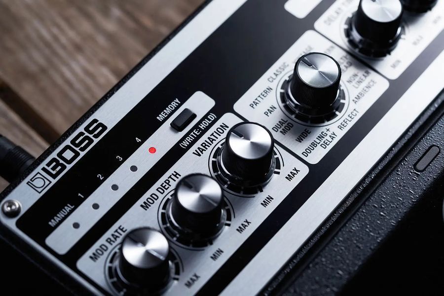 Педаль эффектов Boss DM-101 Delay Machine