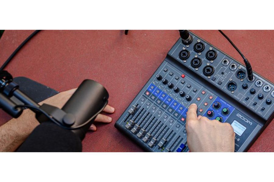 Мікшерний пульт ZOOM LiveTrak L-8